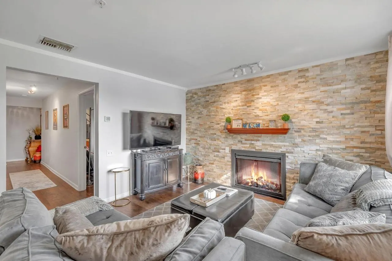 Nash Gold Private Condo - 2Bed, 2Bath, Sleep 6, 25 Min Walk To Broadway And All Nashville Attractions, Pool, Gym United States